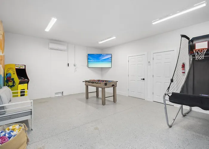 Holiday home Heated Saltwater Pool, Walk2beach, Game *