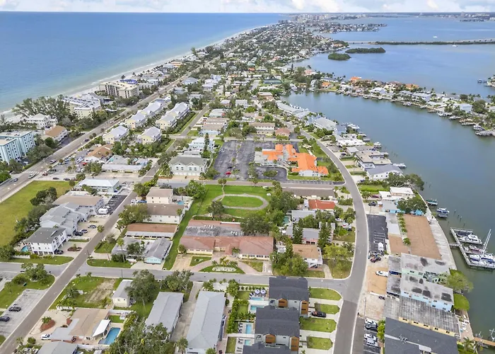 Holiday home Heated Saltwater Pool, Walk2beach, Game Clearwater Beach
