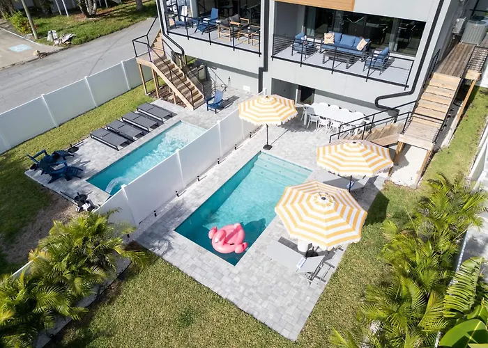 Heated Saltwater Pool, Walk2beach, Game Holiday home *