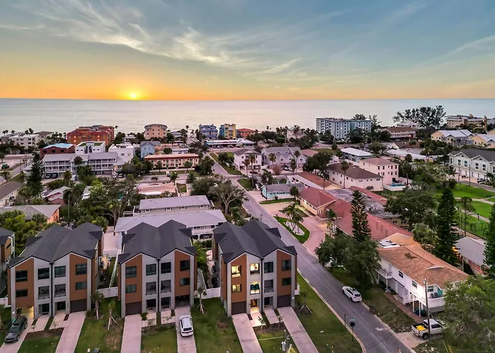 Holiday home Heated Saltwater Pool, Walk2beach, Game Clearwater Beach