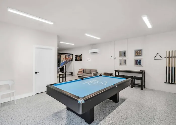 Heated Saltwater Pool, Walk2beach, Game