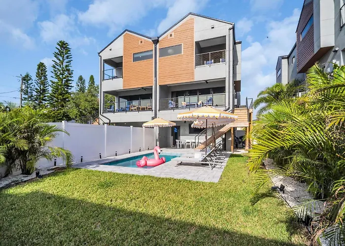 Holiday home Heated Saltwater Pool, Walk2beach, Game Clearwater Beach